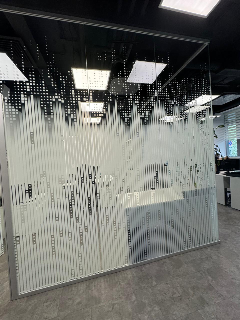 Стеклянная перегородка с плоттерной резкой — геометрический рисунок из вертикальных полос