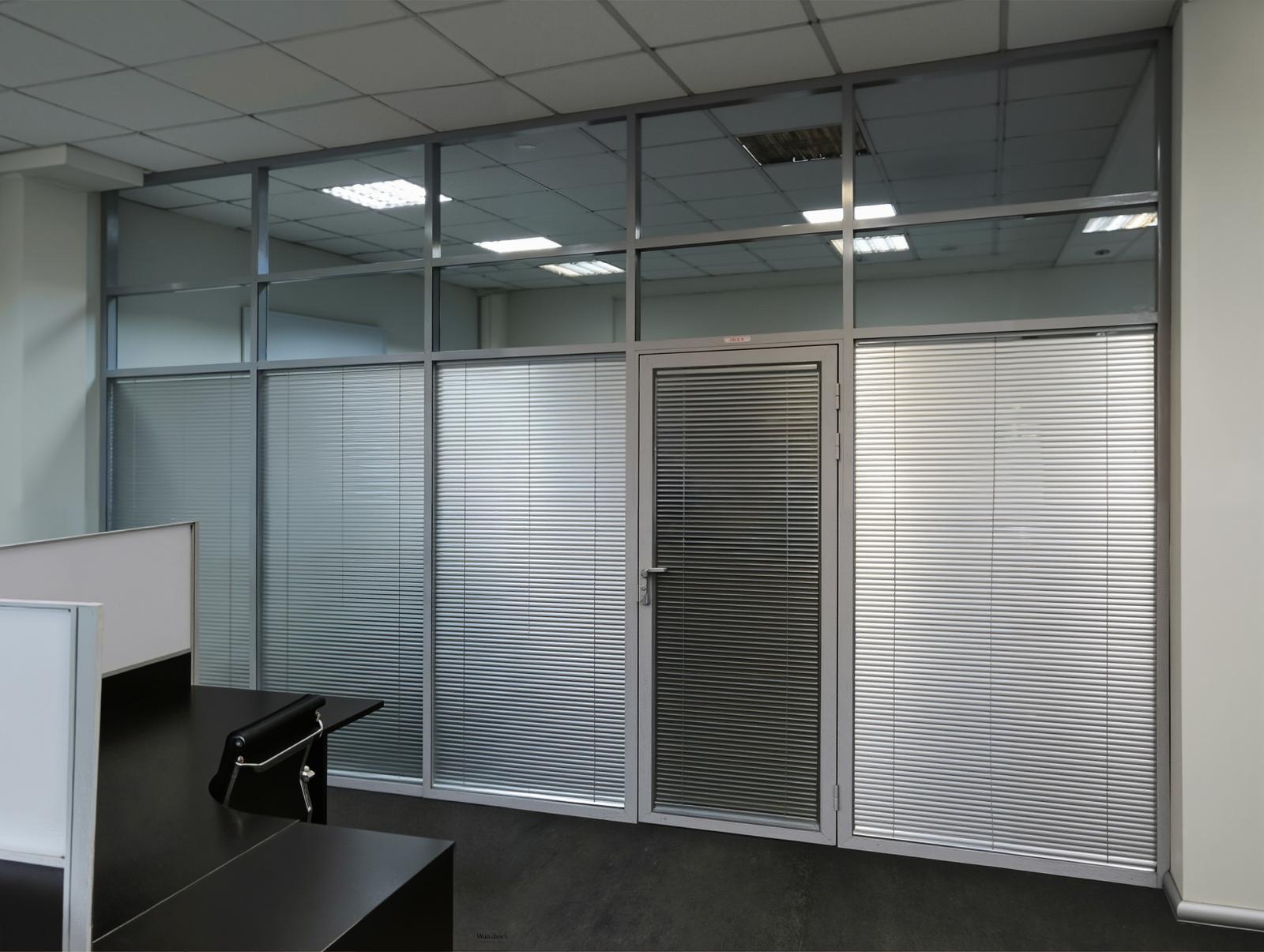 Стеклянная дверь в перегородке с встроенными горизонтальными жалюзи