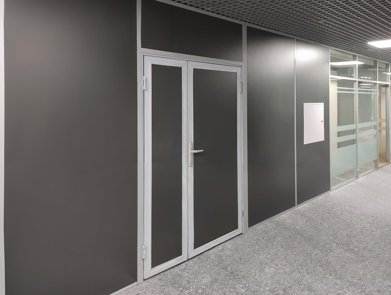 Глухая перегородка с двустворчатой дверью и ручкой в коридоре бизнес-центра