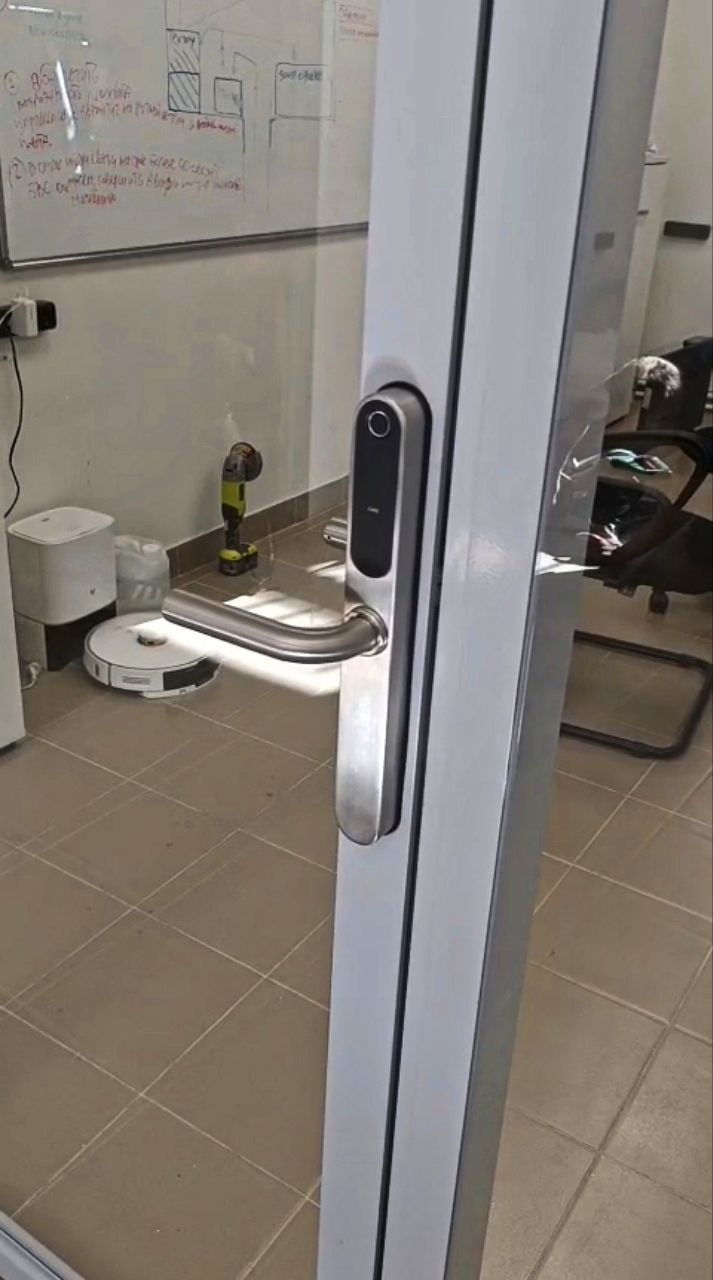 Накладной smart-замок TTLock Slim S2 на алюминиевой двери в перегородке