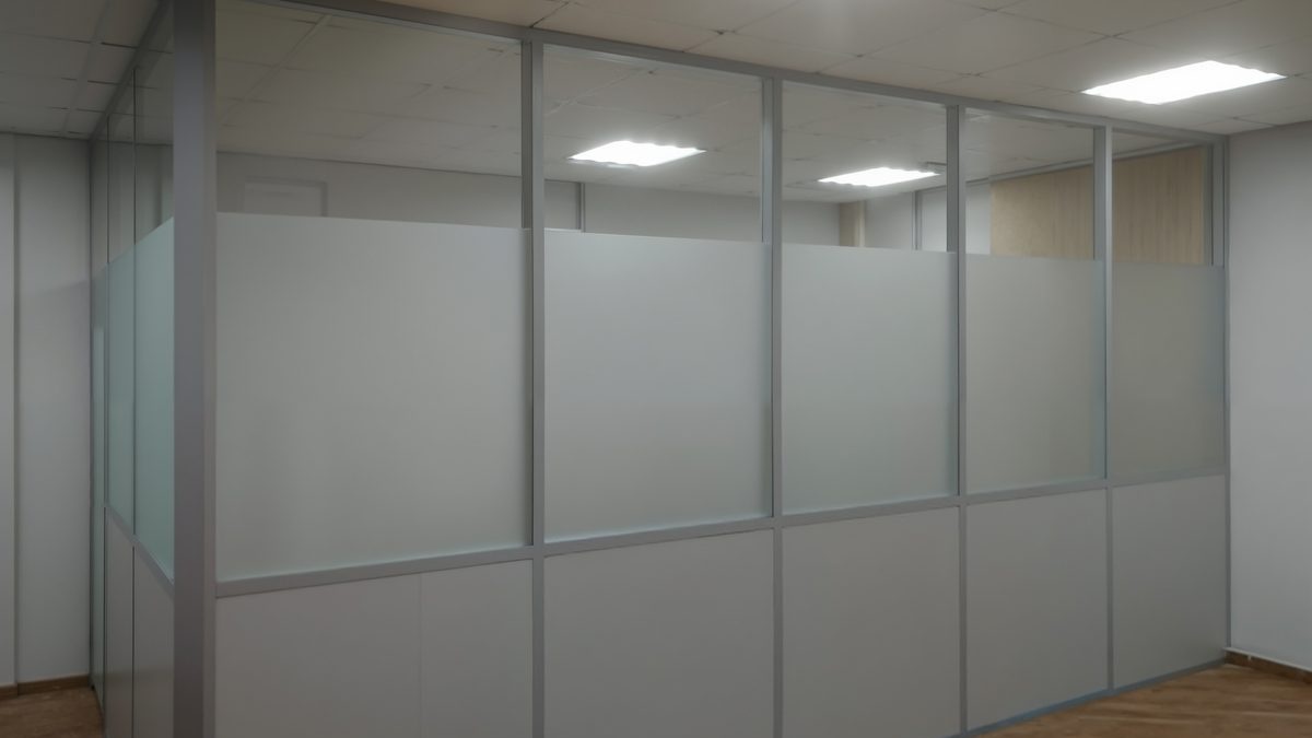 Готовый офис с комбинированными перегородками из матового стекла и глухих панелей