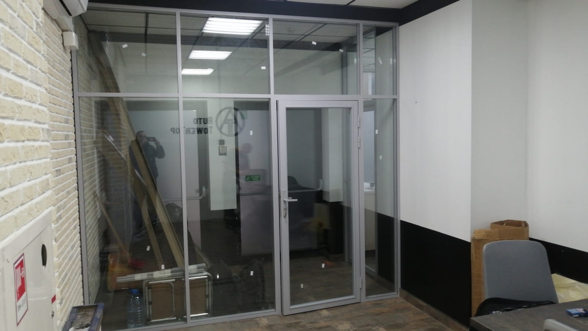Стеклянные перегородки в офисе после завершения замеров и монтажа — готовый проект