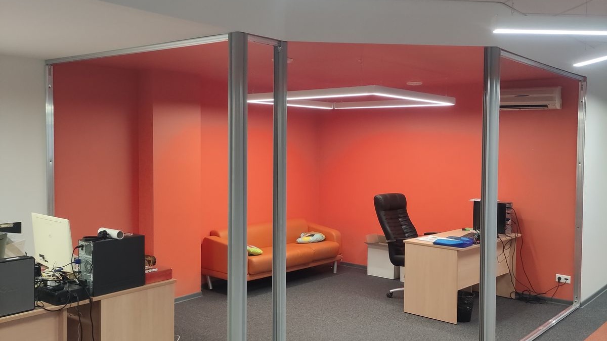 Монтаж офисных перегородок — бригада устанавливает алюминиевый каркас в рабочей зоне