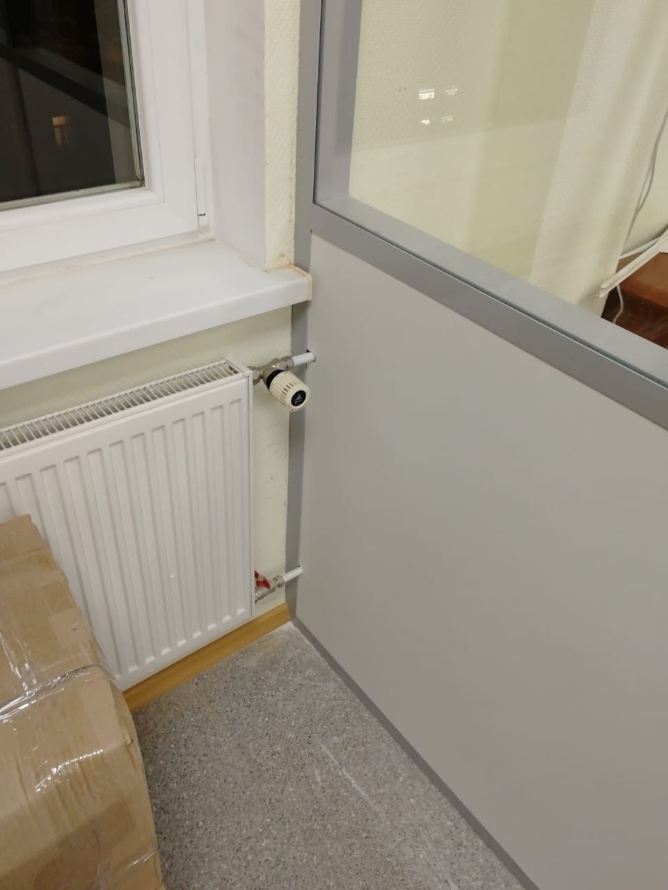 Перегородка обходит радиатор отопления — пример работы с препятствиями при монтаже