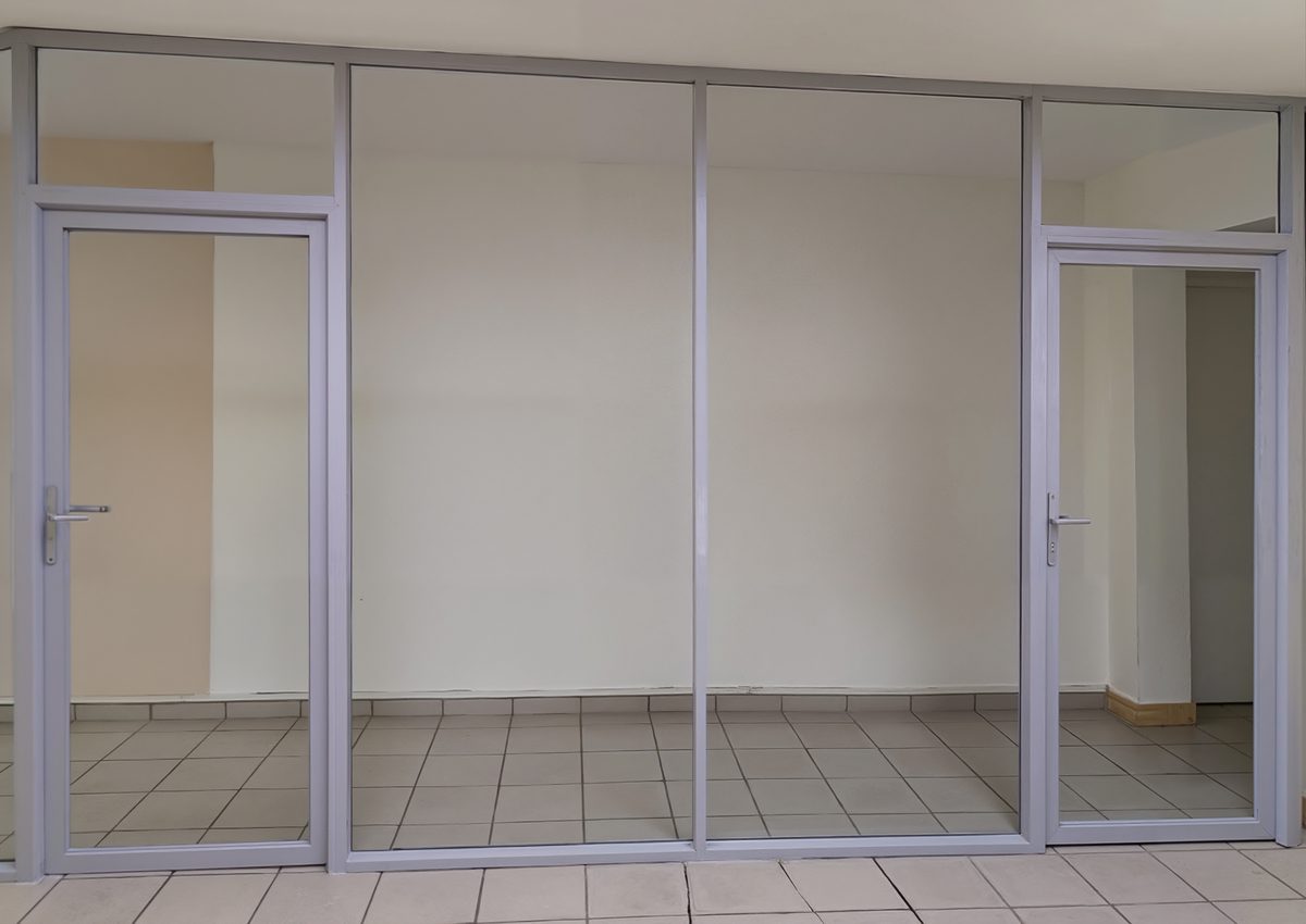 Стеклянные офисные перегородки в алюминиевом профиле с распашными дверями
