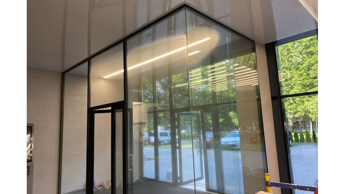 Цельностеклянная угловая перегородка в офисе — вид изнутри
