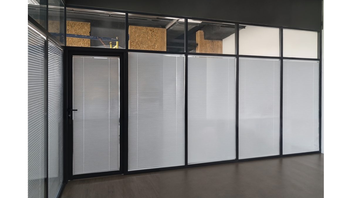 Офисная перегородка с межстекольными жалюзи и дверью в чёрном каркасе