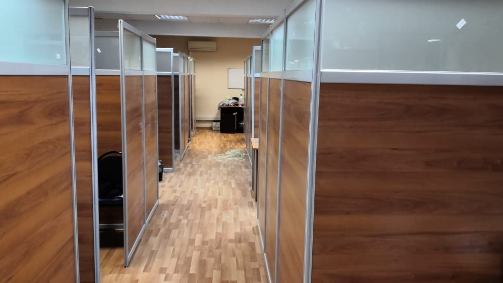 Стационарные комбинированные перегородки — ЛДСП внизу, стекло вверху для естественного света Комбинированные перегородки из ЛДСП и стекла разделяют офис на кабинеты