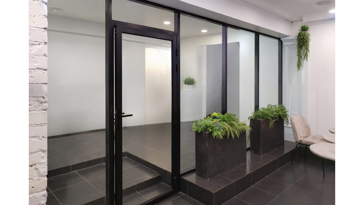 Раздвижная перегородка из тонированного стекла в алюминиевом каркасе