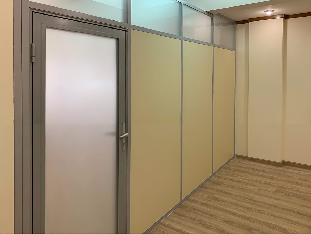 Стационарная комбинированная перегородка для зонирования офиса