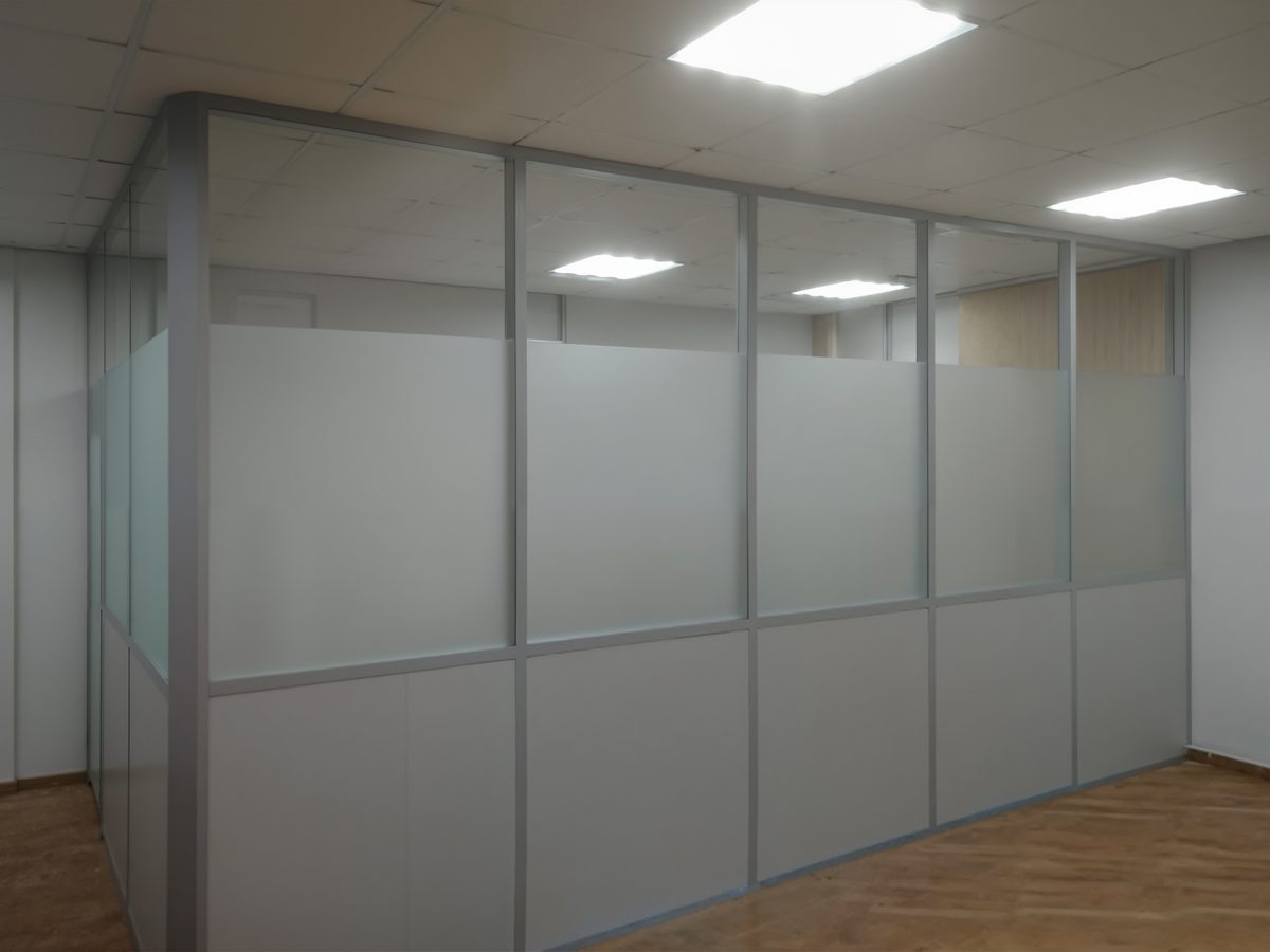 Комбинированные перегородки для офиса — вариант зонирования