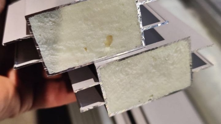 Пенонаполненный профиль в разрезе — полиуретановый наполнитель внутри камер Пенонаполненный алюминиевый профиль для перегородок — разрез с полиуретановым наполнителем