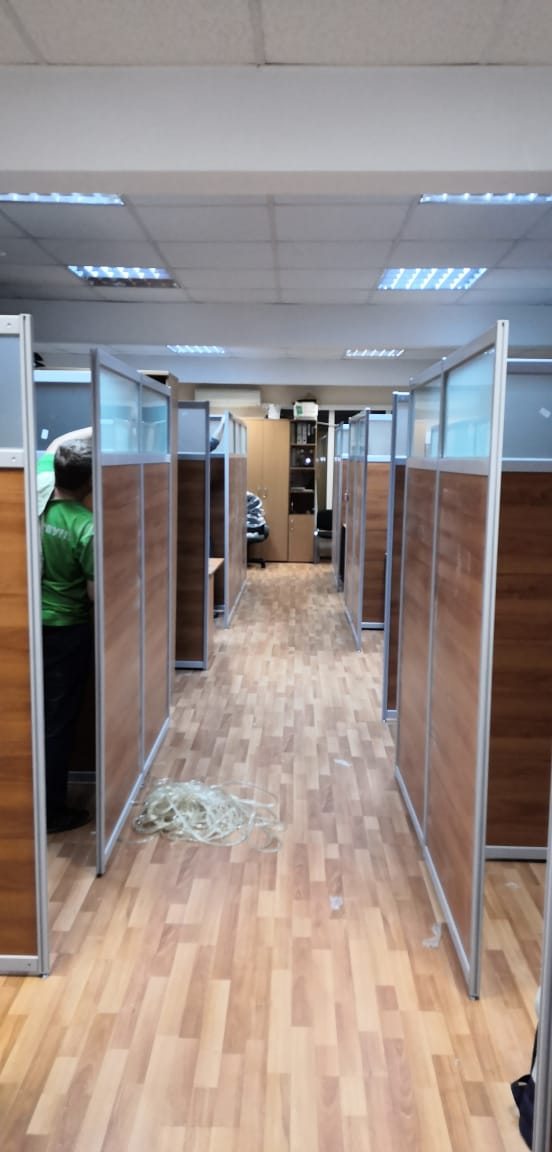 Комбинированные перегородки с ЛДСП-панелями и стеклом в офисе — монтаж зонирования