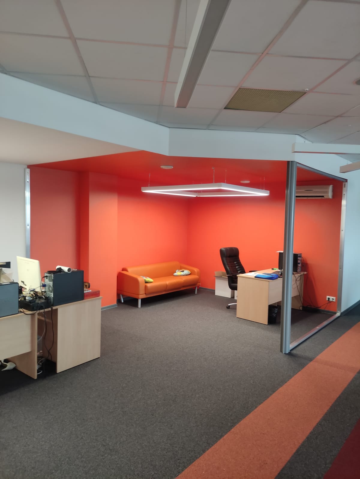 Этап 3: первая алюминиевая стойка каркаса установлена