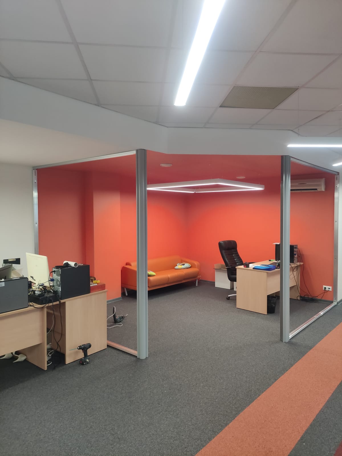 Этап 4: каркас из алюминиевых стоек формирует контур кабинета