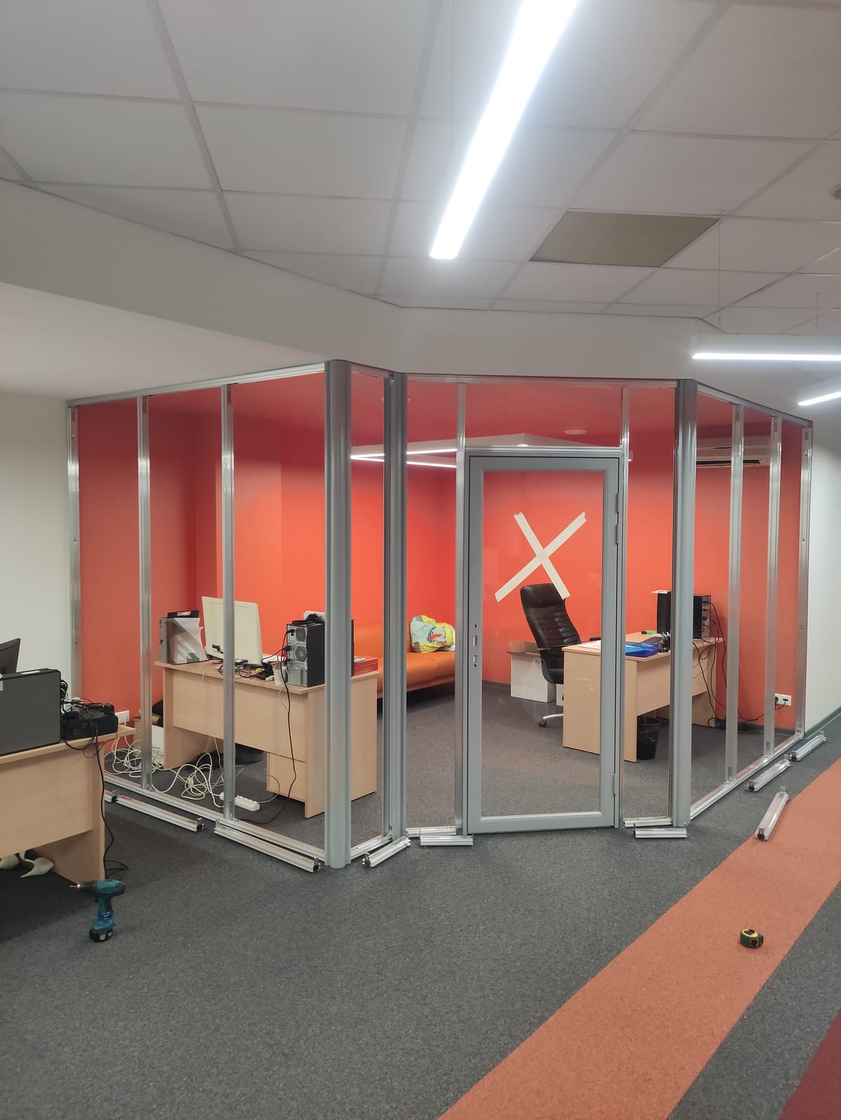 Этап 6: стеклянные панели вставлены в каркас