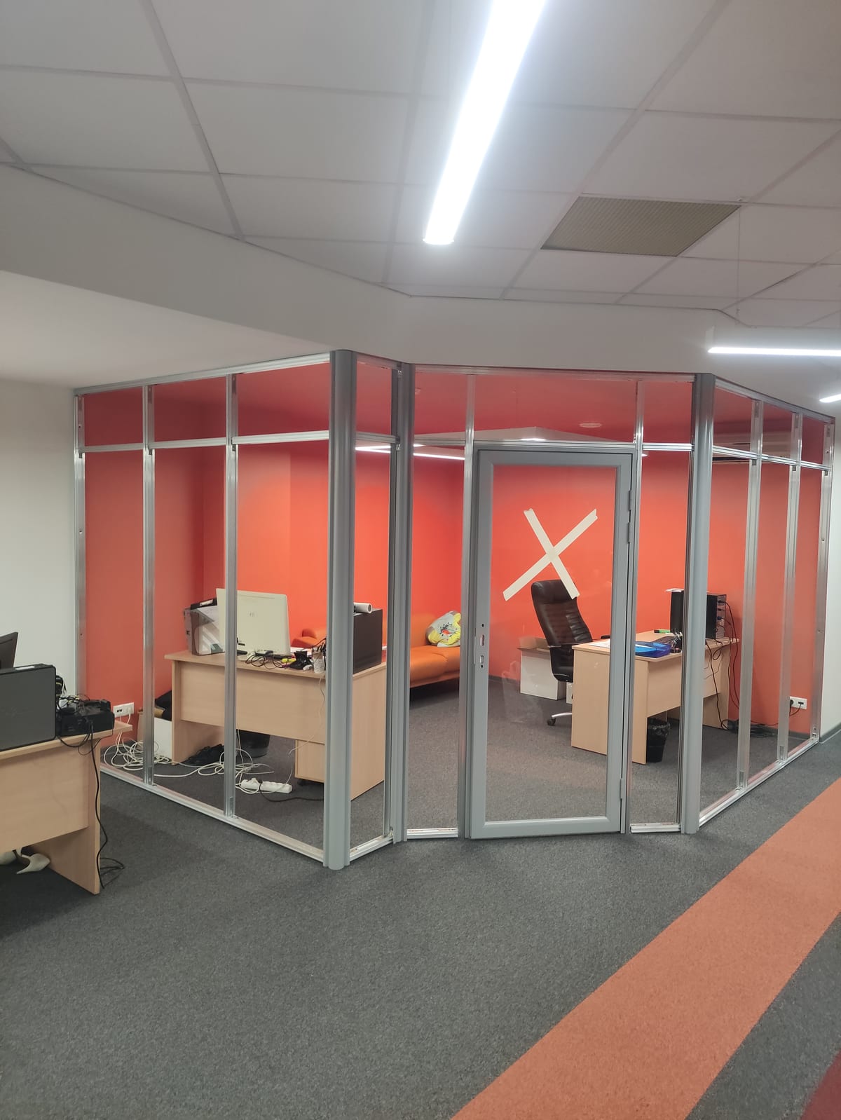 Этап 7: остекление перегородки почти завершено