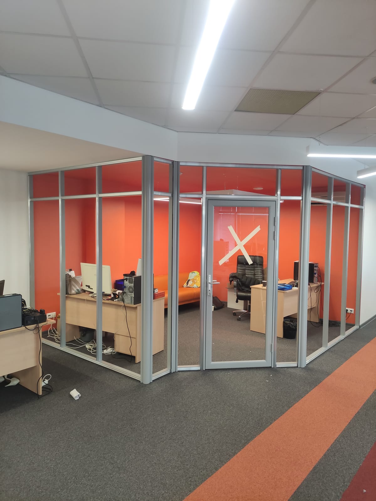 Этап 8: перегородка собрана — каркас, стекло и дверь