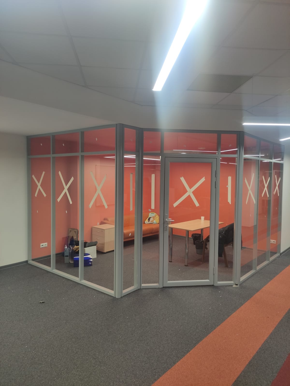 Этап 9: готовая стеклянная перегородка с дверью