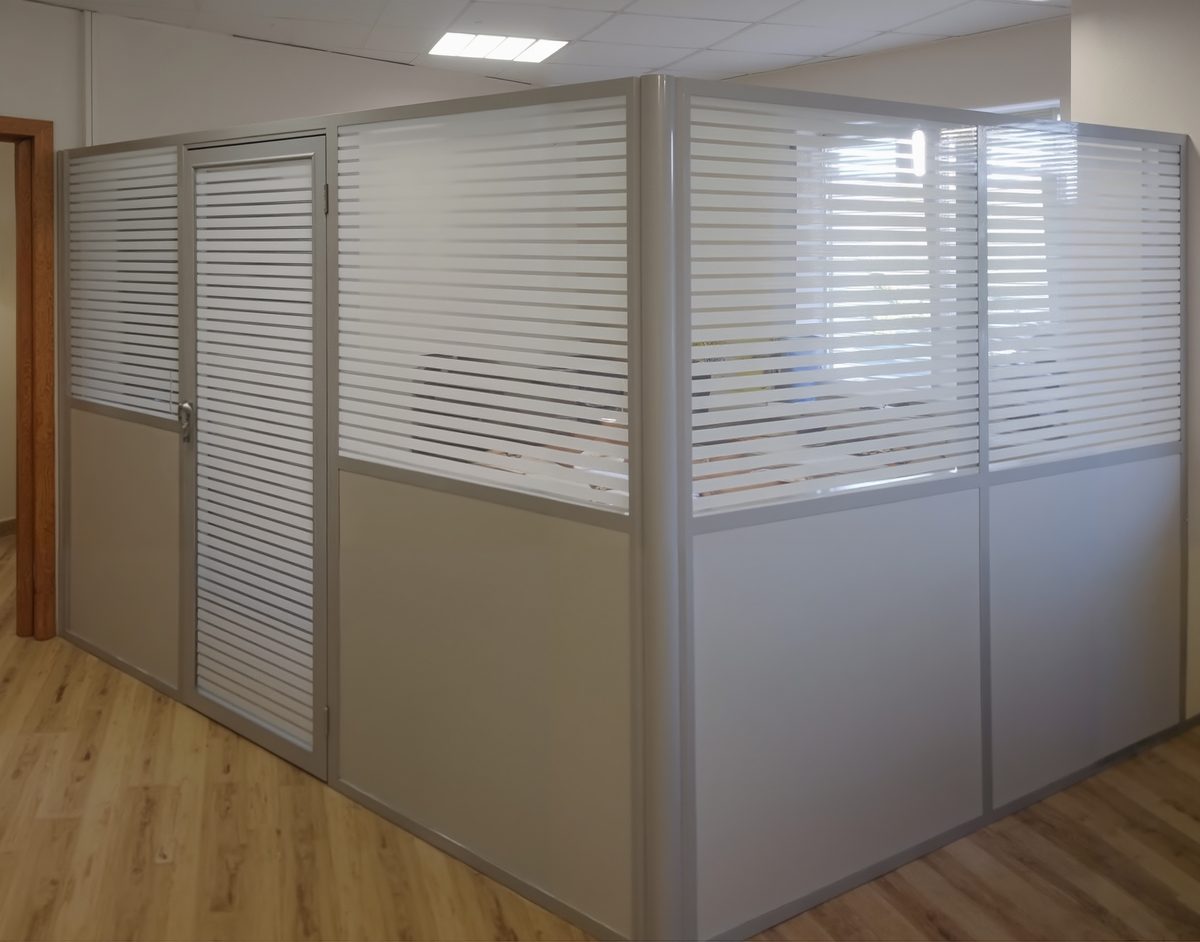 Комбинированные перегородки с жалюзи для переговорной — приватность и контроль света