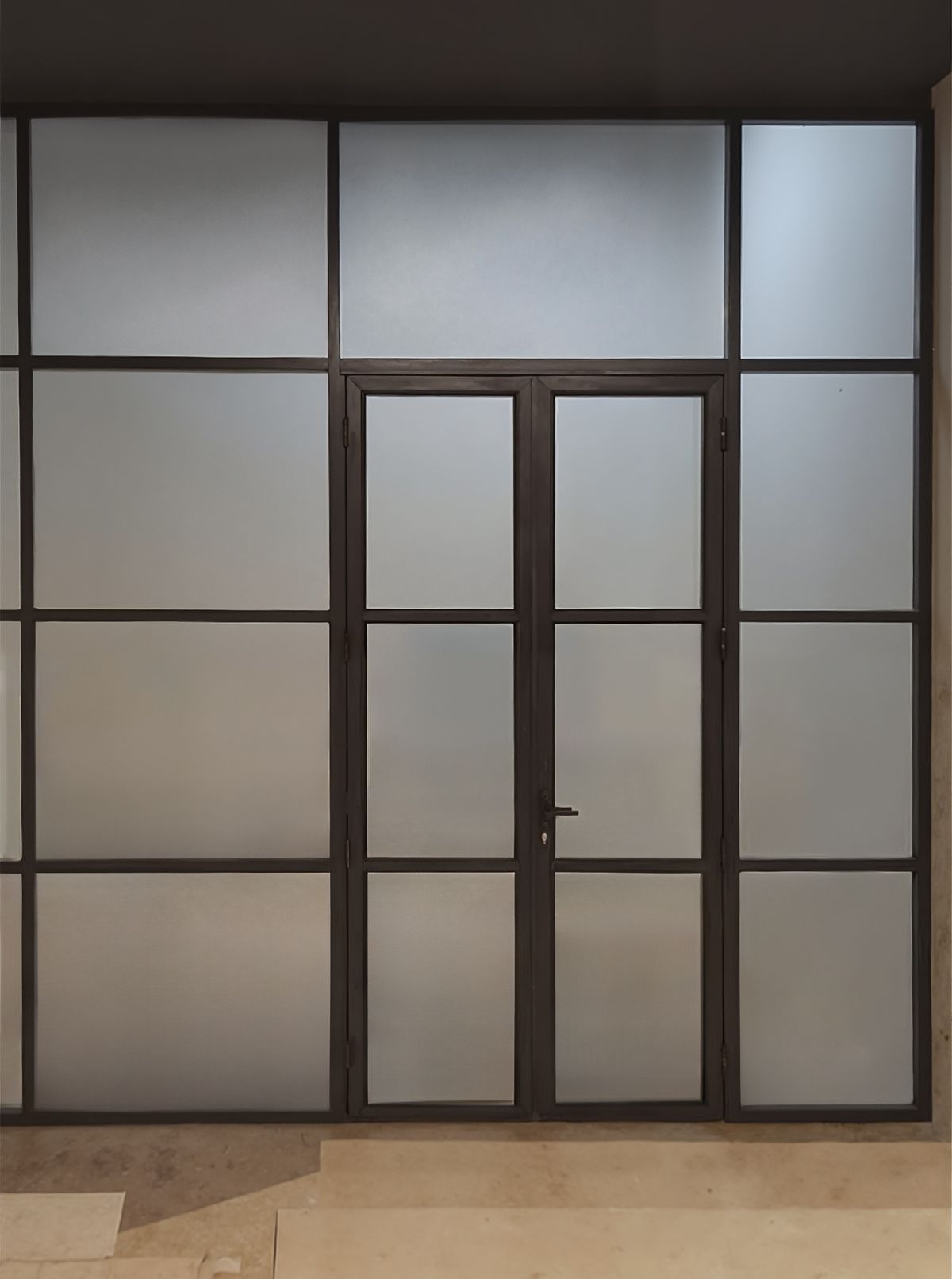 Лофт-перегородка с чёрным алюминиевым профилем и матовым стеклом