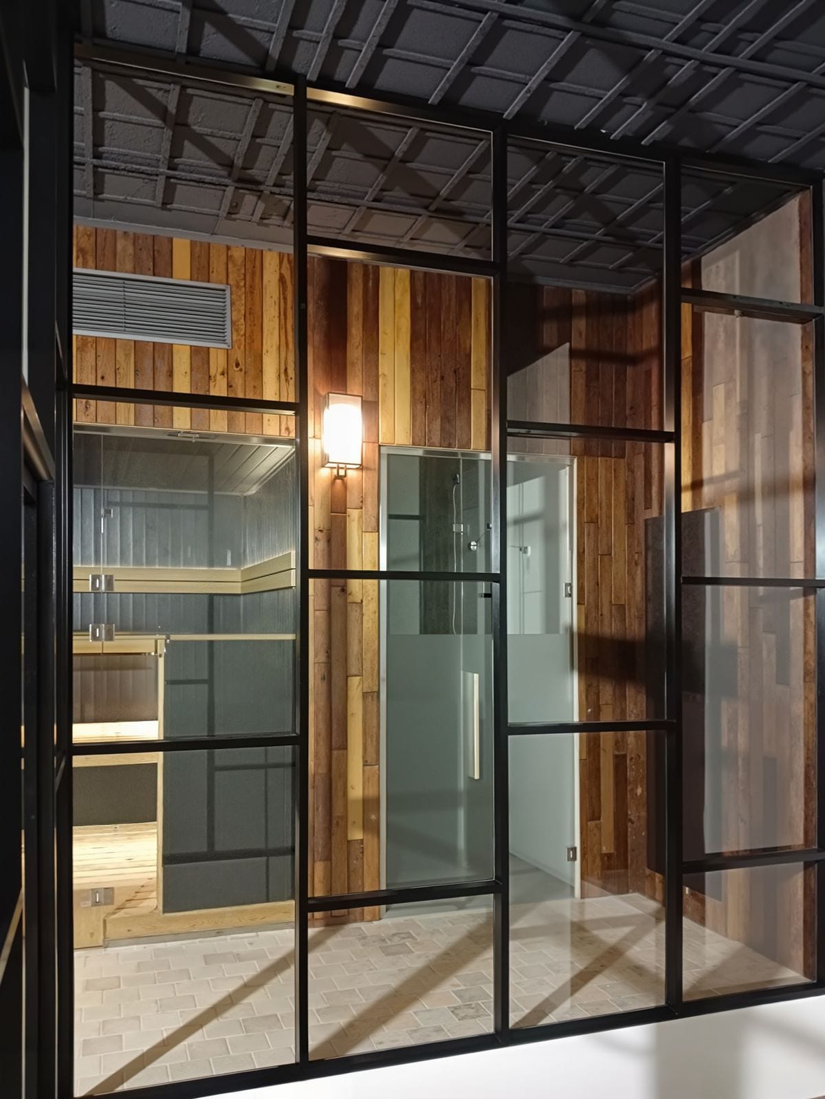Лофт-перегородка с прозрачным стеклом в интерьере с деревянной отделкой