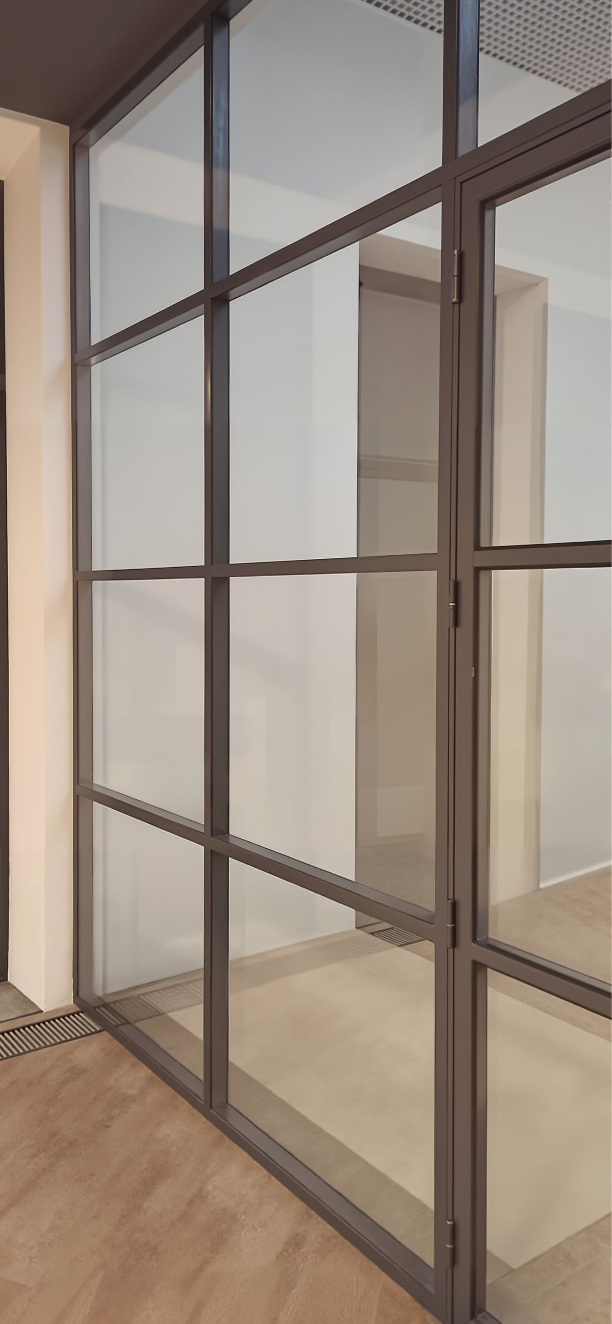 Крупный план раскладки и профиля лофт-перегородки