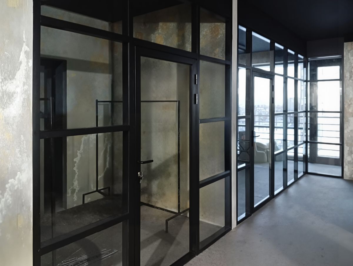 Зонирование коридора лофт-перегородками с дверями