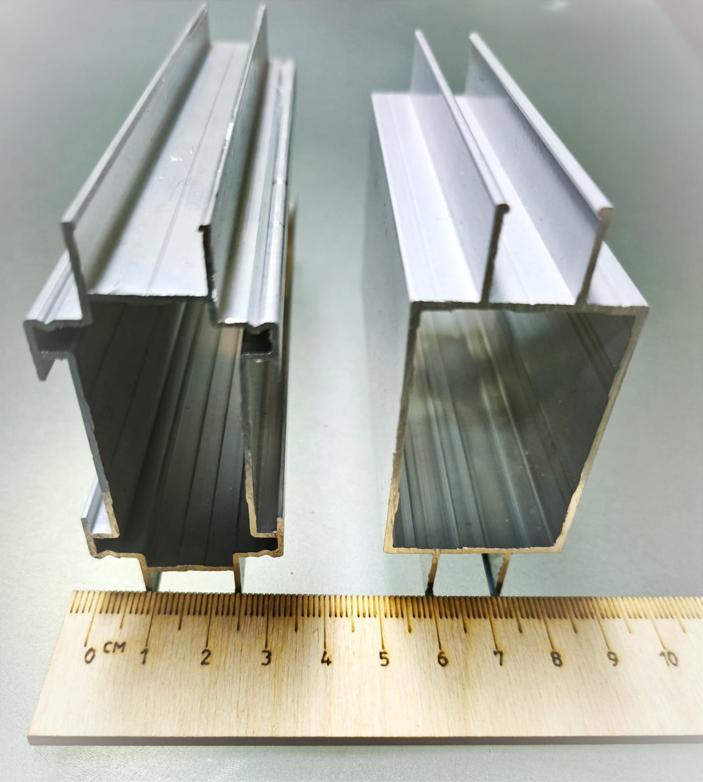 Алюминиевый профиль Office Standart и Professional в разрезе — рёбра жёсткости и толщина стенок