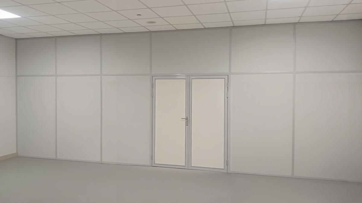 Глухие панели от пола до потолка — звукоизоляция рабочих зон