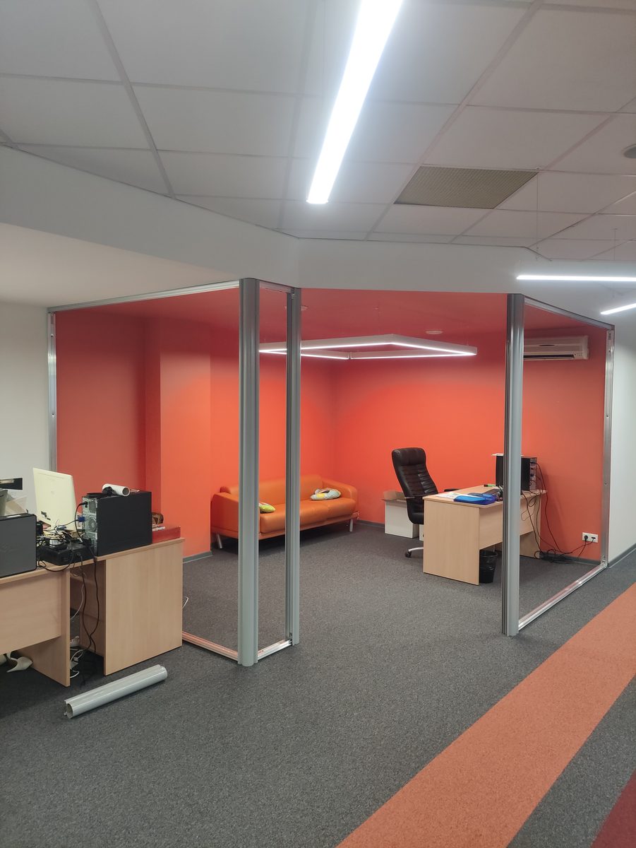 Монтаж алюминиевых перегородок в действующем офисе