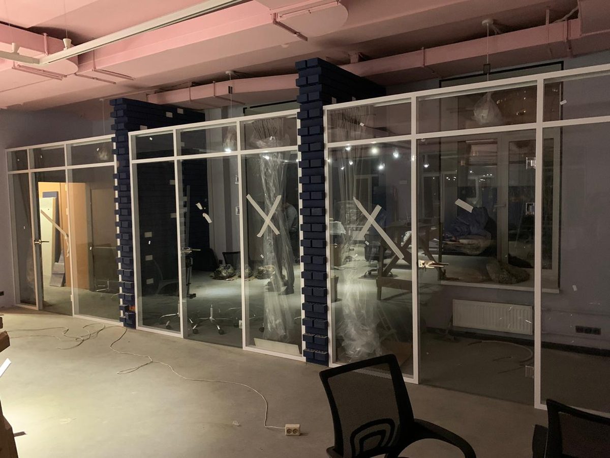 Фасадный ряд стеклянных перегородок с Т-образным примыканием к несущим колоннам