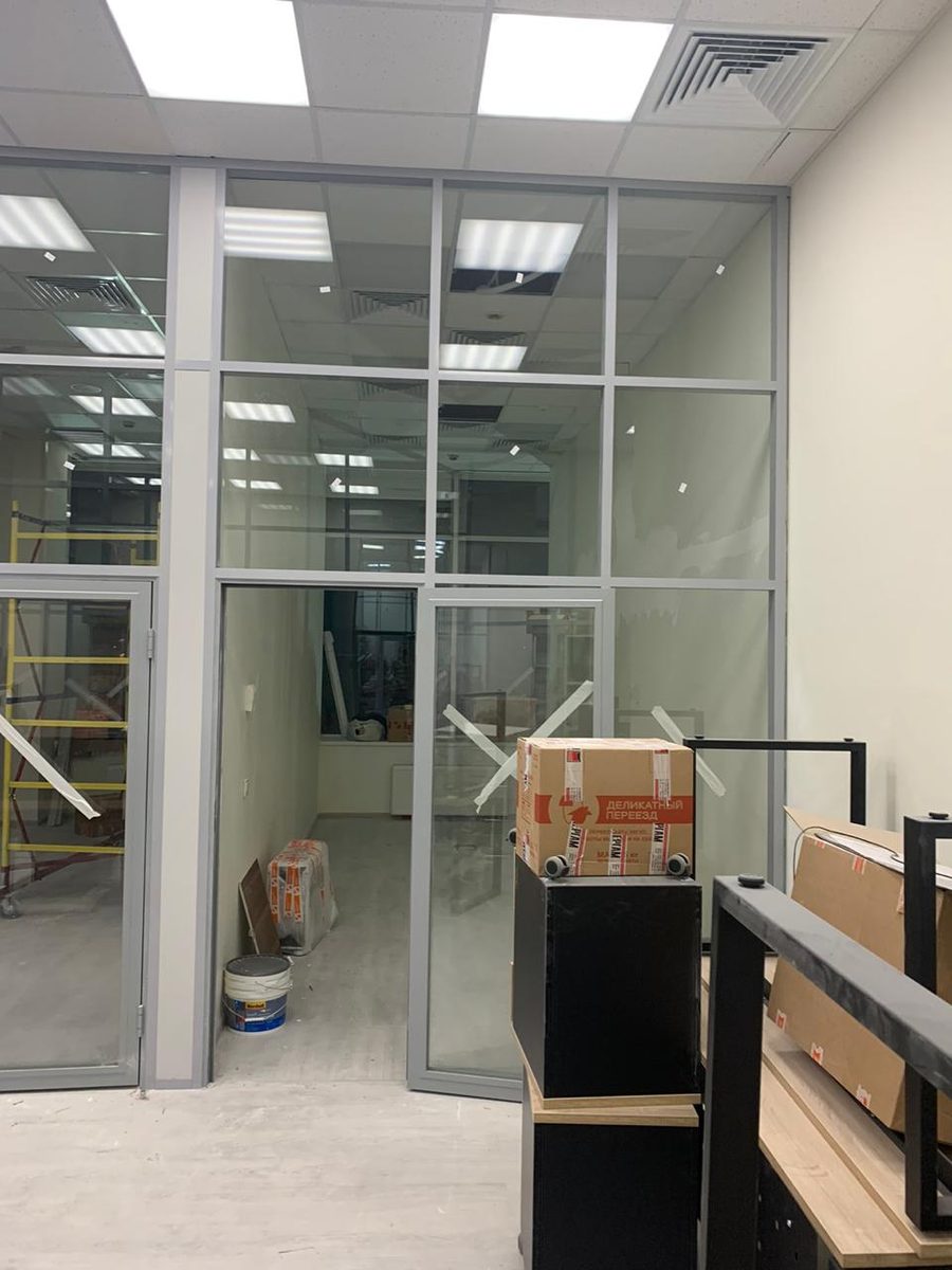 Кабинет с дверью — примыкание стеклянной перегородки к стене