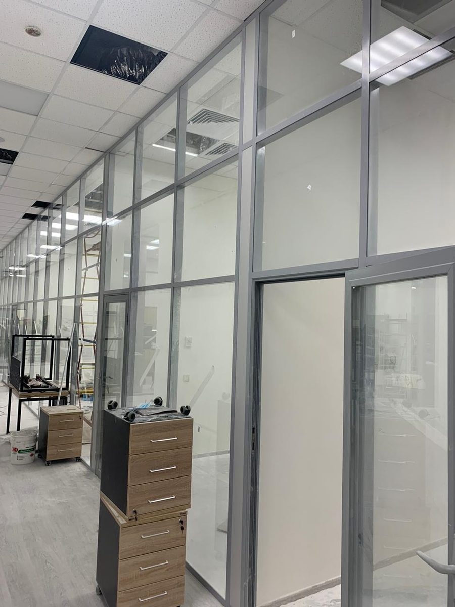 Т-образное примыкание: фасадный ряд стеклянных перегородок на алюминиевом каркасе