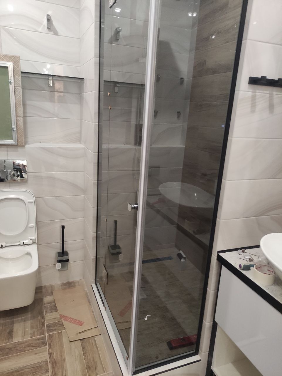 Стеклянная перегородка в ванной комнате — вид на душевую зону с прозрачным ограждением