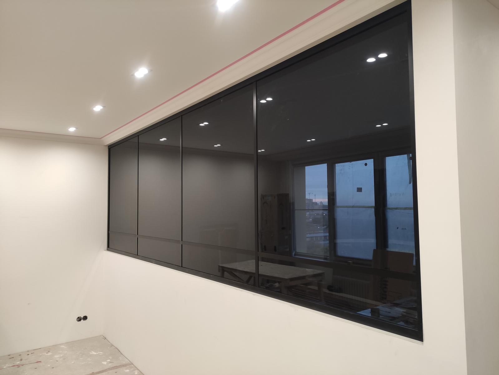 Лофт-перегородка из серого стекла в массе 8 мм с чёрным профилем