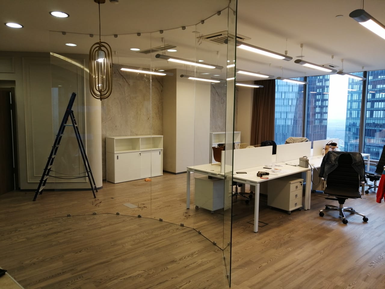 Безрамная перегородка из закалённого стекла