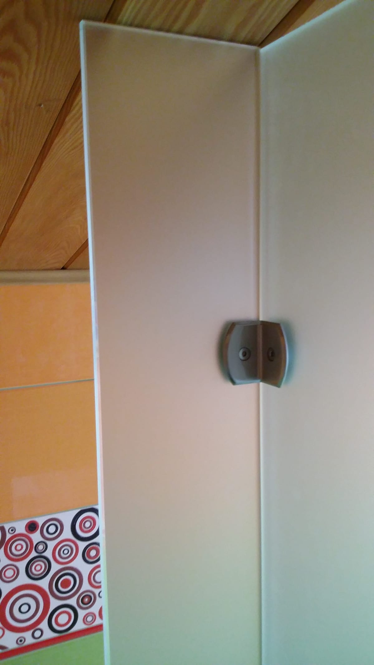 Матовое стекло мателюкс в душевой — зажимное крепление к стене