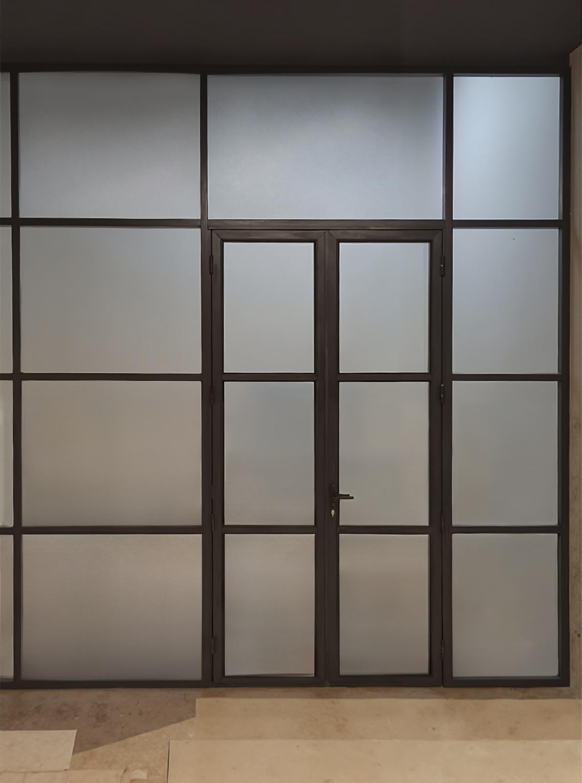 Матовое стекло мателюкс в перегородке лофт с чёрным профилем