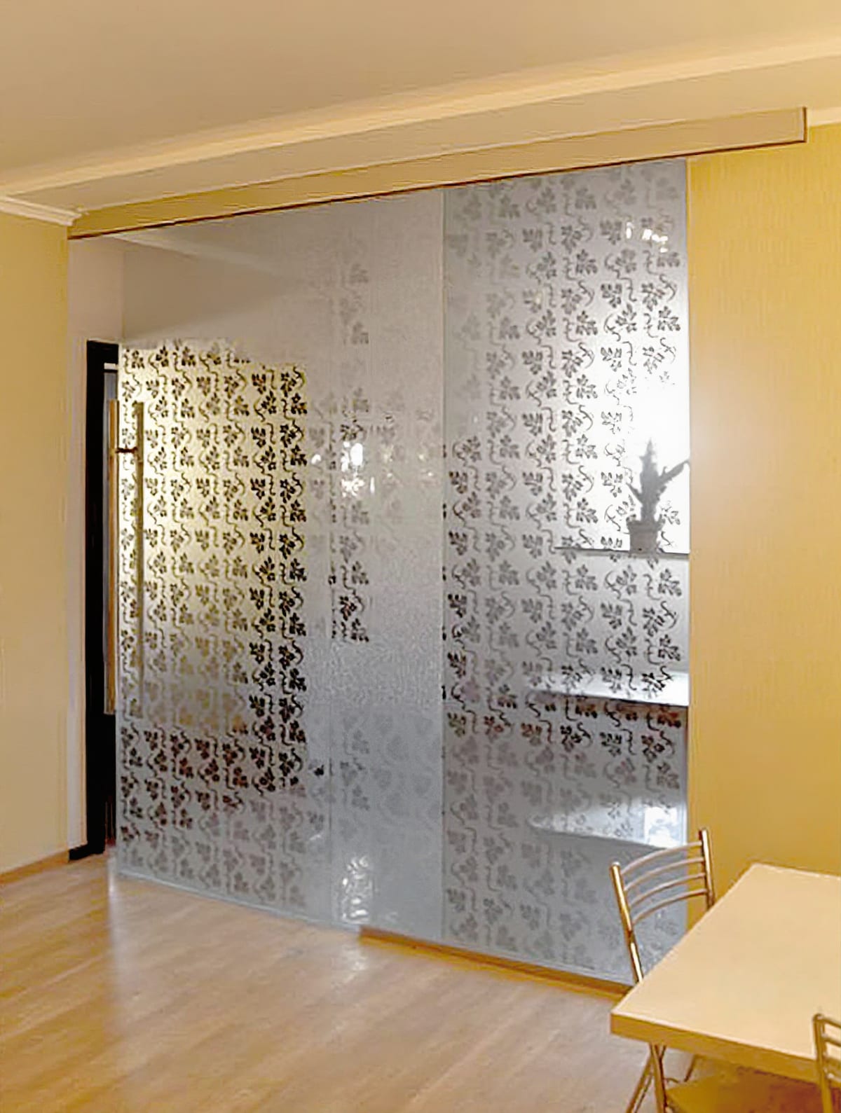 Раздвижная цельностеклянная перегородка с орнаментальным пескоструем