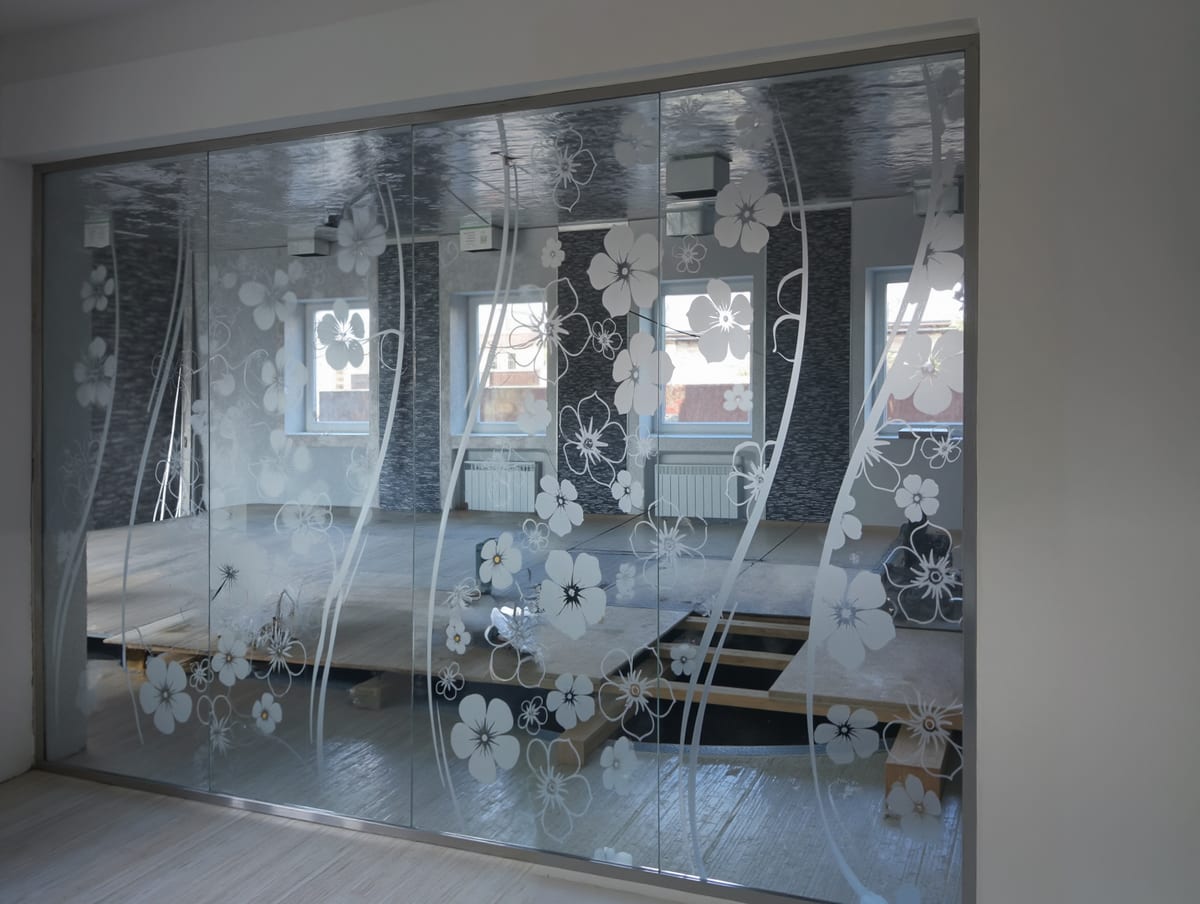 Цельностеклянная перегородка с пескоструйным цветочным рисунком