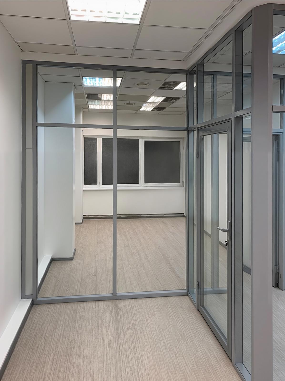 Каркасная стеклянная перегородка из сырого стекла М1 в офисе