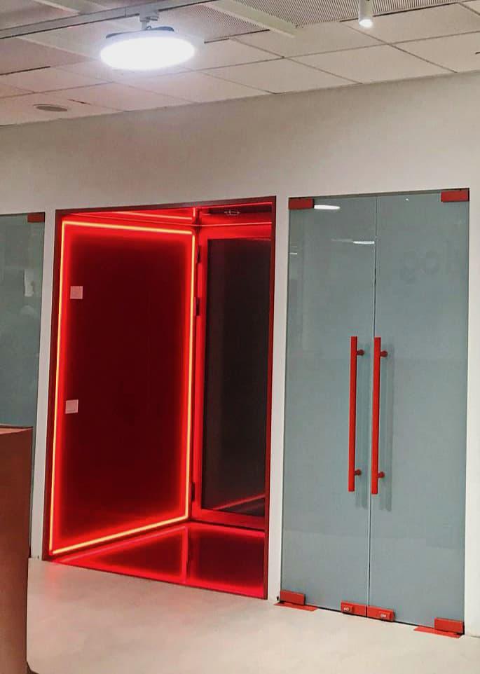 Красный триплекс со светодиодной подсветкой — цельностеклянная перегородка