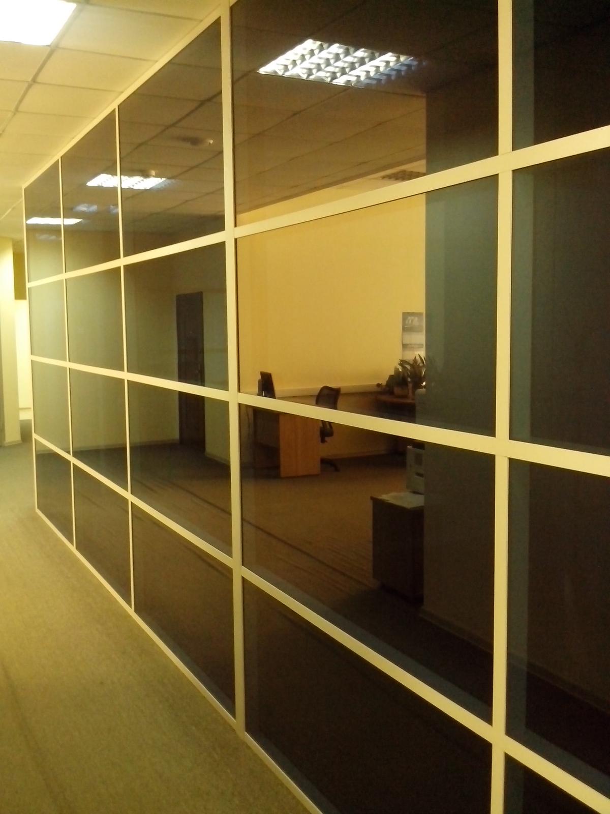 Перегородка с тонированным зеркальным стеклом и светлым алюминиевым профилем