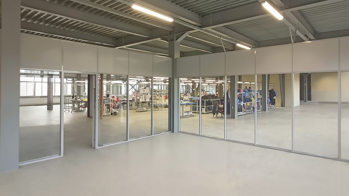 Зонирование арендной площади стеклянными перегородками в офисном помещении Москвы