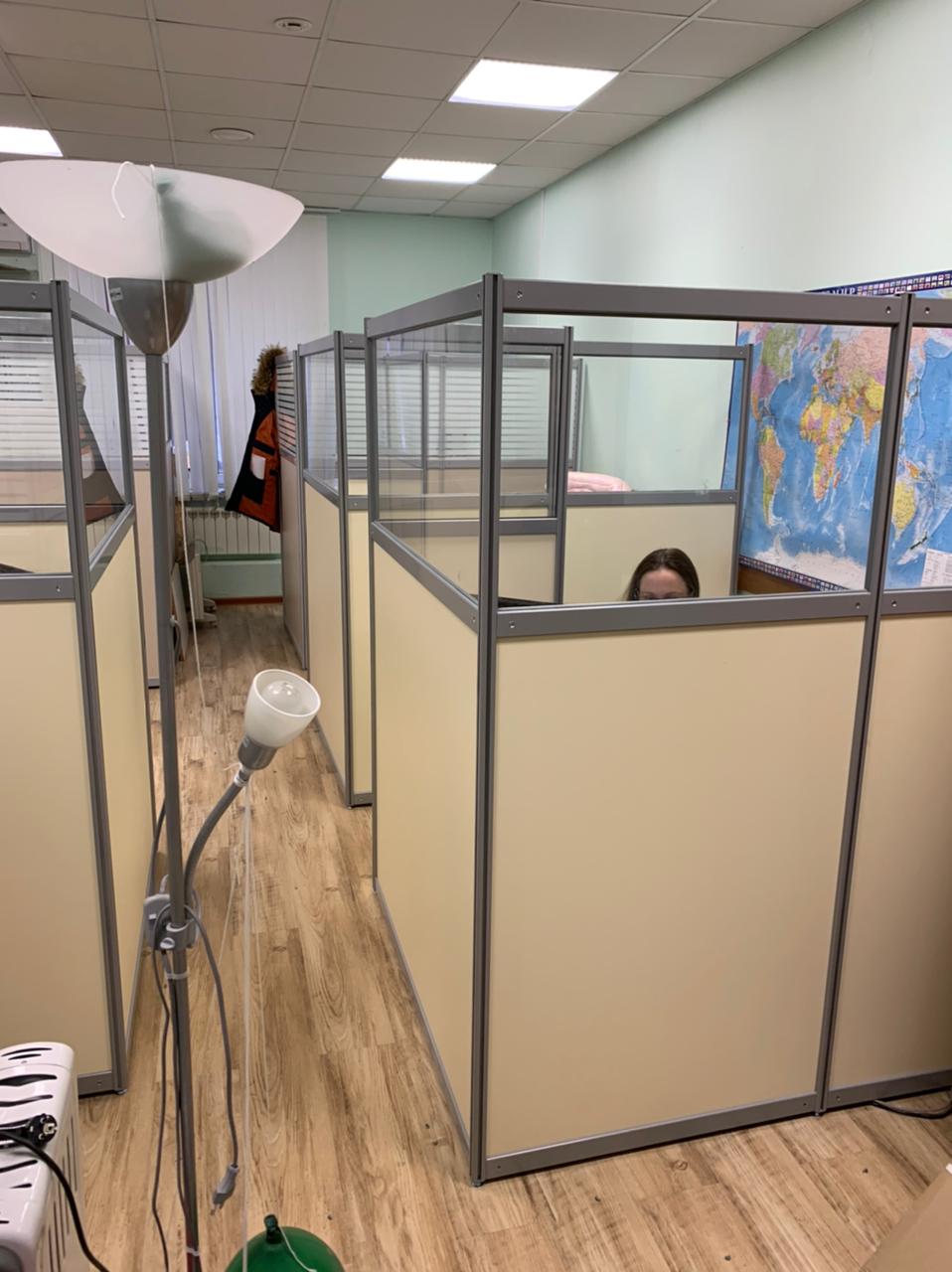 Комбинированные перегородки в офисе — глухой низ и стеклянный верх для зонирования