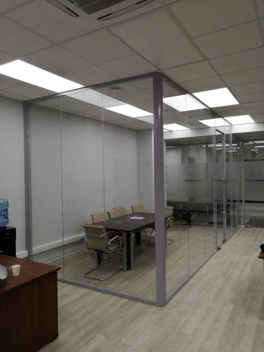 Стеклянная переговорная комната в офисе — перегородки для визуального контроля и приватности